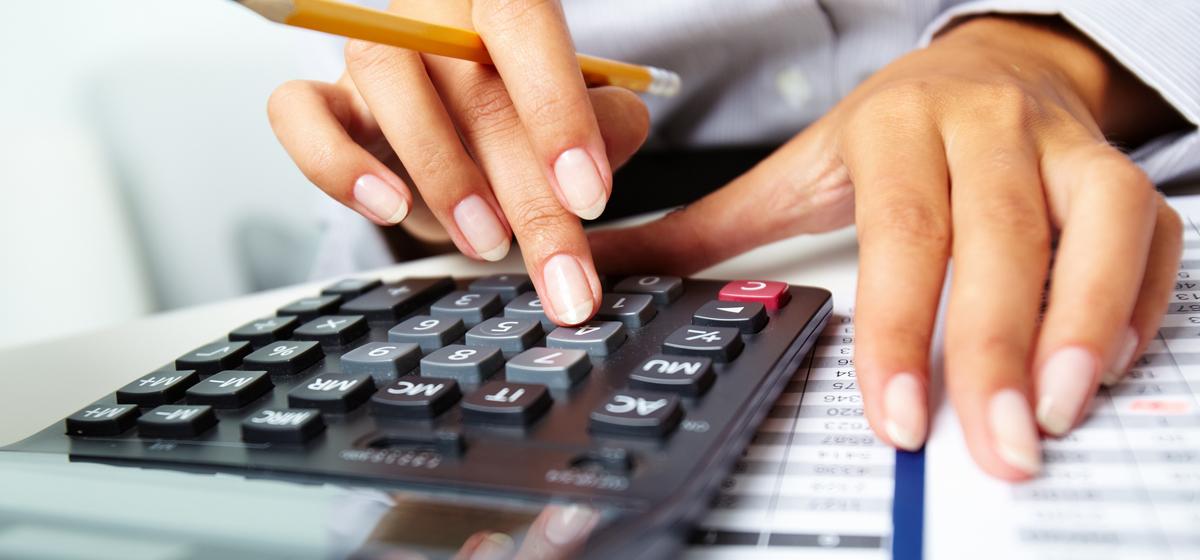 Бухгалтер считает на калькуляторе