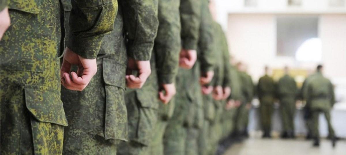 войска стаіць ў страі у форме