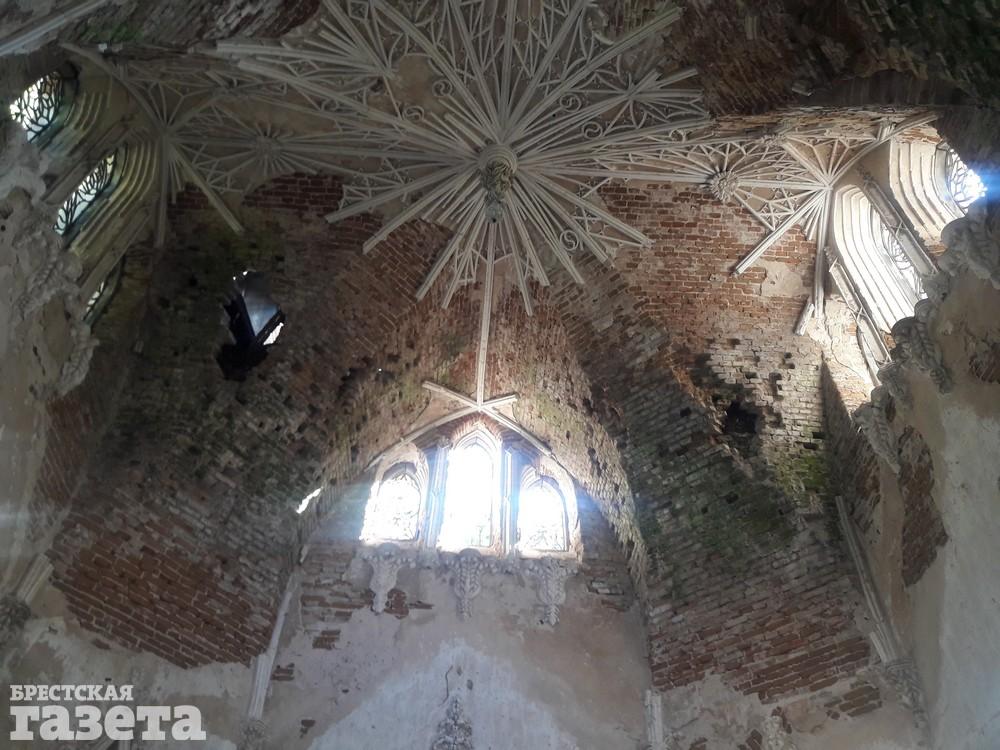 Каплица-усыпальница Ожешко в деревне Закозель до реставрации