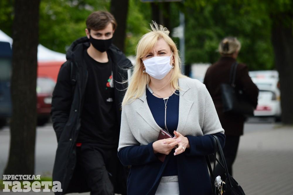 Жители Бреста ходят в масках во время пандемии коронавируса COVID-19. 13 мая 2020 года. Фото: