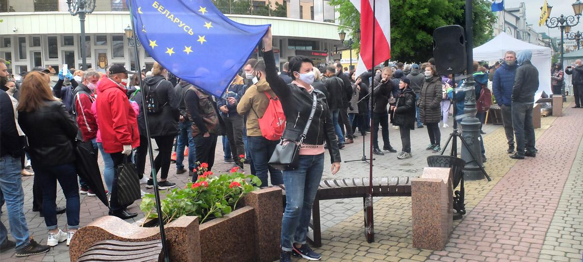 Пикет в Бресте по сбору подписей в поддержку Светланы Тихановской. Фото: Наталья ДЯДИЧКИНА. Брестская газета