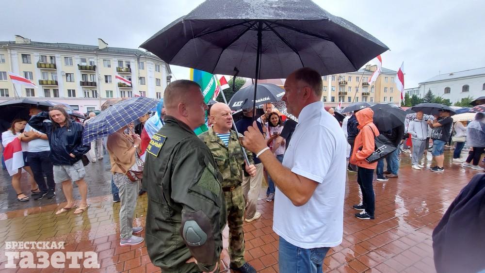 Данил Полянский, Валерий Сахащик на площади Ленина 23 августа. Фото: Татьяна БОНДАРЬ, "Брестская газета"