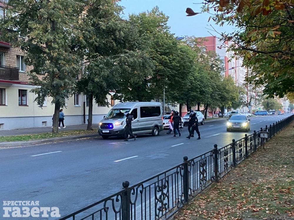 Задержание девушки с флагом в Бресте. Фото: Максим ХЛЕБЕЦ