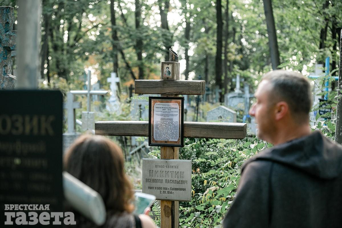 Экускурсия по Тришинскому некрополю в Бресте с краеведом иваном Чайчицем. Фото: , "Брестская газета"