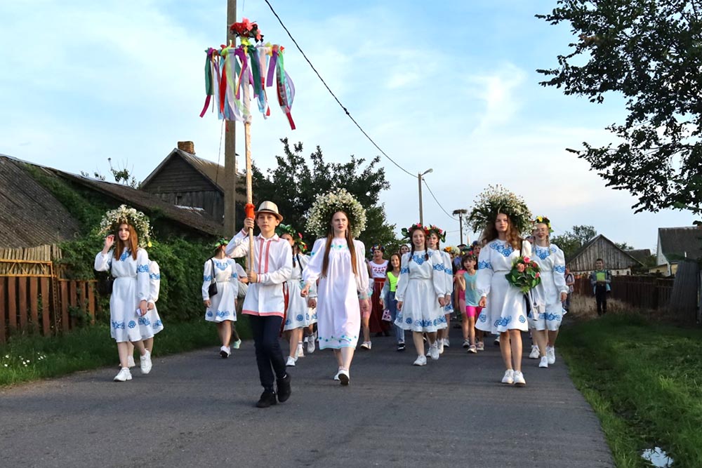 Молодежь на Купалье в народных костюмах в Парохонске Пинского района 6 июля 2023 года. Фото: pinsknews.by.