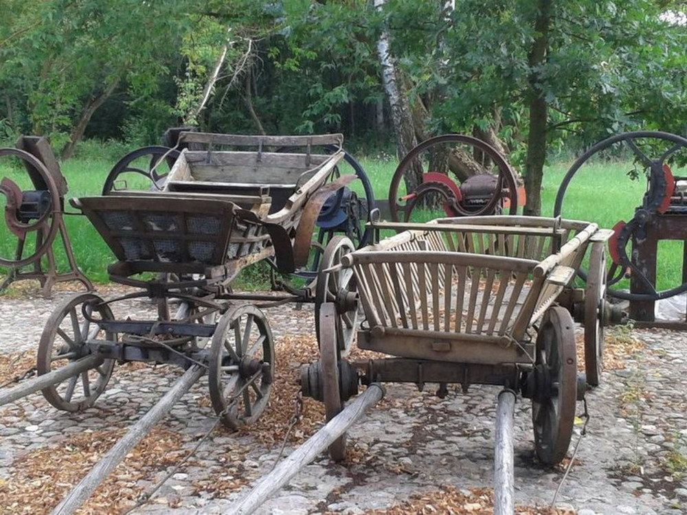 Площадка, на которой установлены старинные тележки.