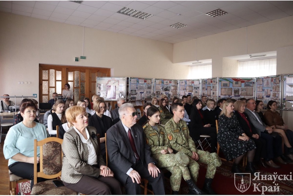 Участники мероприятия к 105-летию со дня образования ВЛКСМ в библиотеке им. Панферова в Ивановском районе Брестской области. Фото: janow.by.