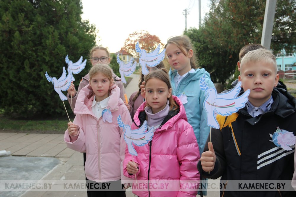 Ученики ГУО «Гимназия г.Каменца», которой присвоили статус «Школа мира». Фото: kamenec.by.