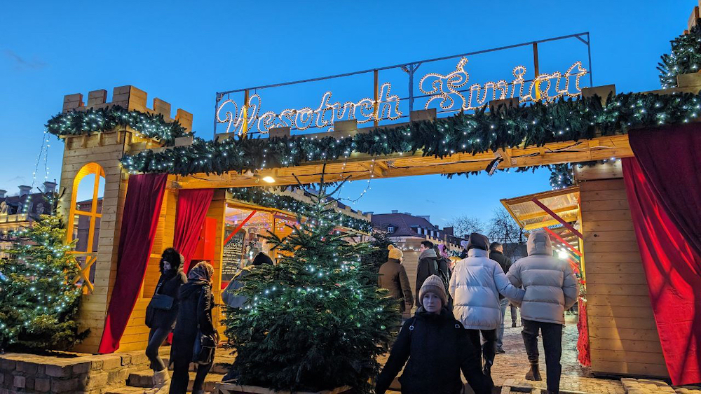 Вход на рождественскую ярмарку в Варшаве. Фото: BGmedia.