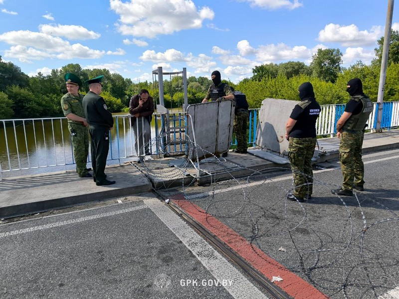 Дмитрий Смактунович за перилами моста на беларуско-польской границе. Фото: ГПК Беларуси