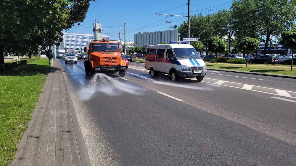 Специалисты ПКУП «Коммунальник» поливают водой раскаленный асфальт на дорогах города. Фото: «Любимый Брест».