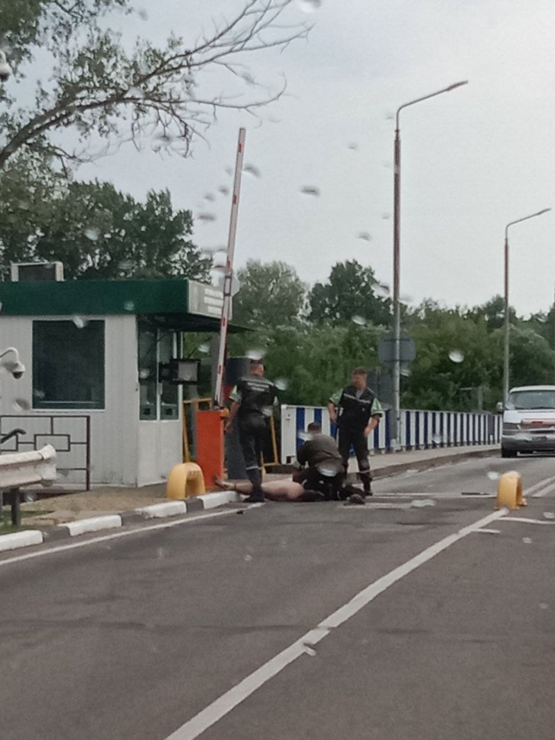 Беларуские пограничники задерживают голого мужчину. Фото из приграничного чата