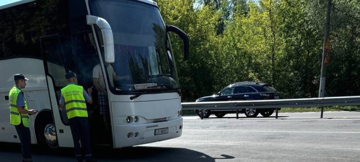 Транспортники проверяют автобус на беларуско-польской границе. Фото из приграничных чатов