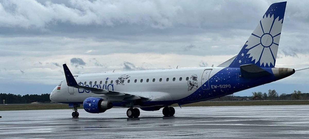 Самолет Belavia в аэропорту