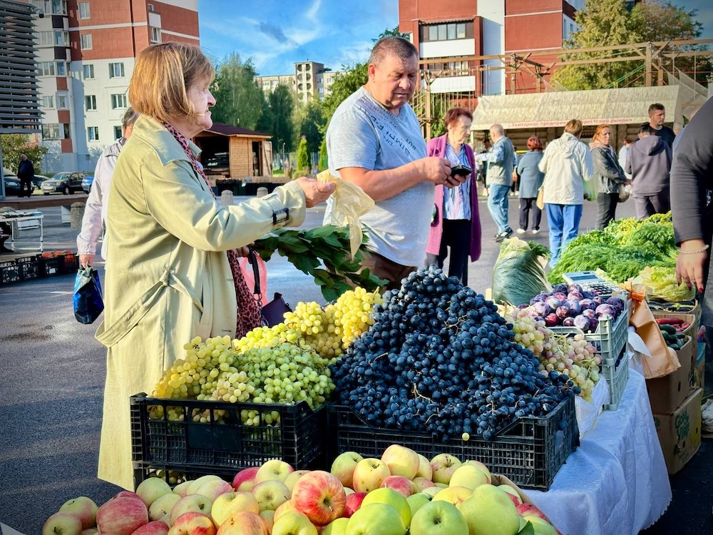 Покупатели на сельскохозяйственной ярмарке в Бресте в 2024 году. Фото: «Любимый Брест».