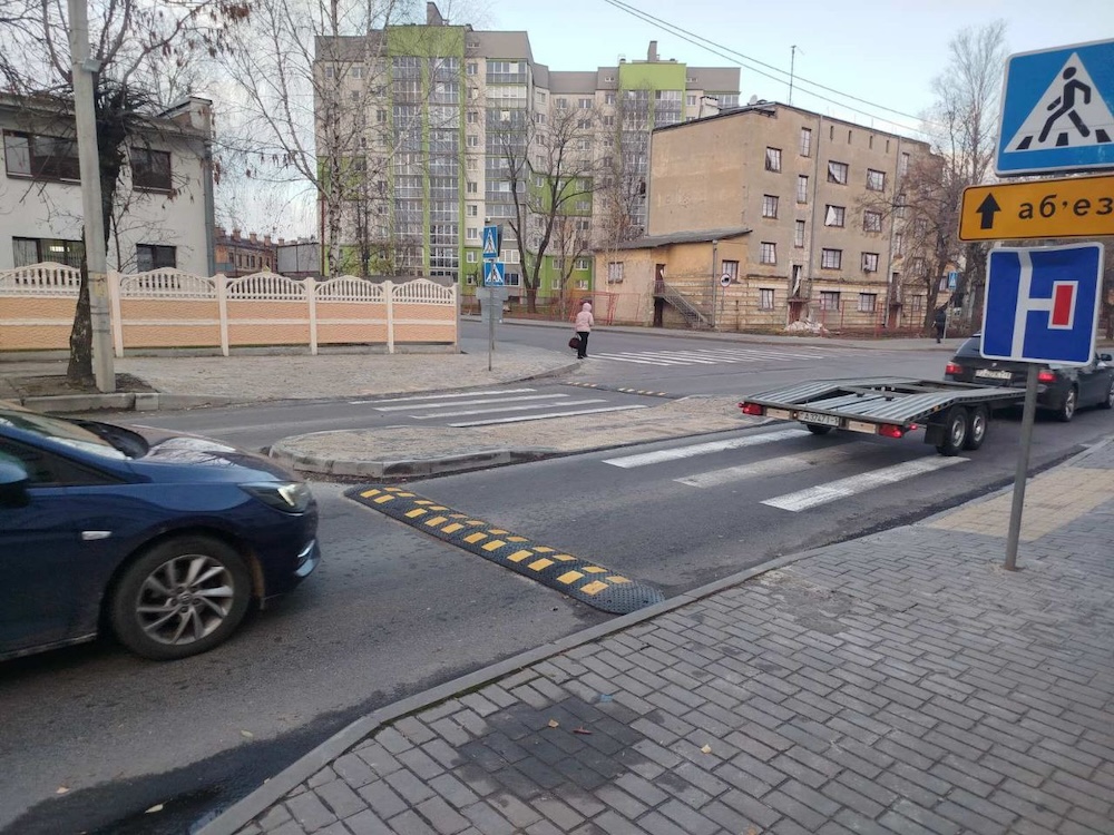 Искусственные неровности и островок безопасности на участке дороги по улице Красногвардейской в Бресте. 21 ноября 2024 года. Фото: телеграм-канал «Любимый Брест».