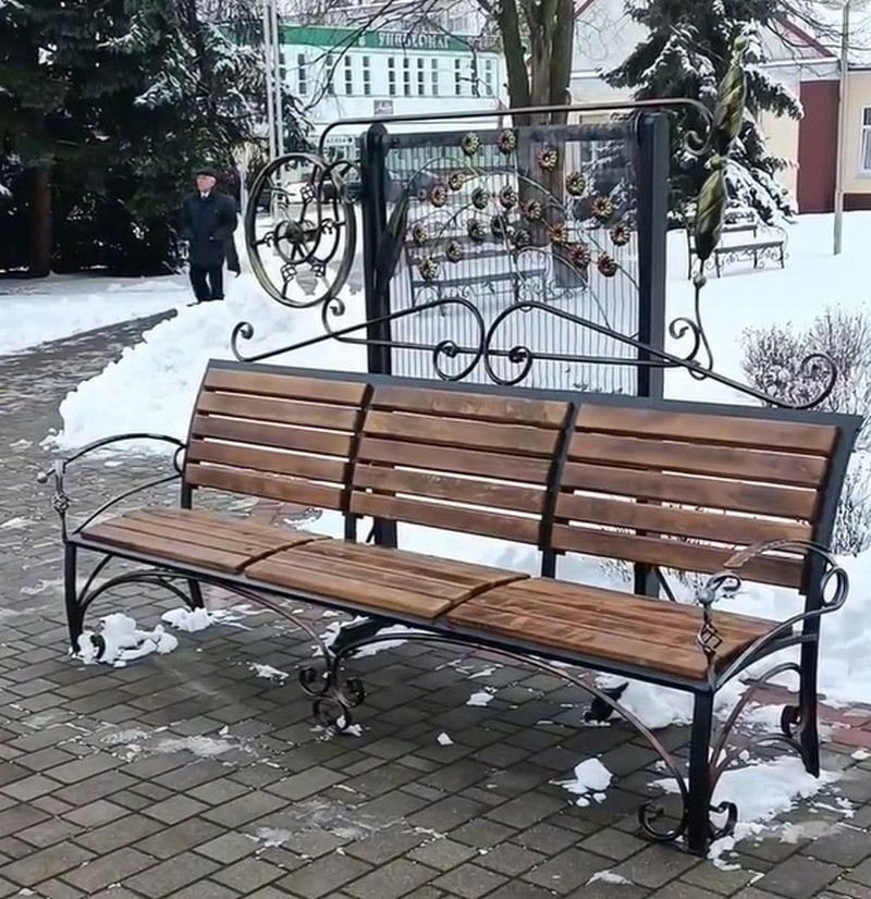 Скамейка, которую в Малорите торжественно открыли чиновники и военный оркестр. Скриншот видео