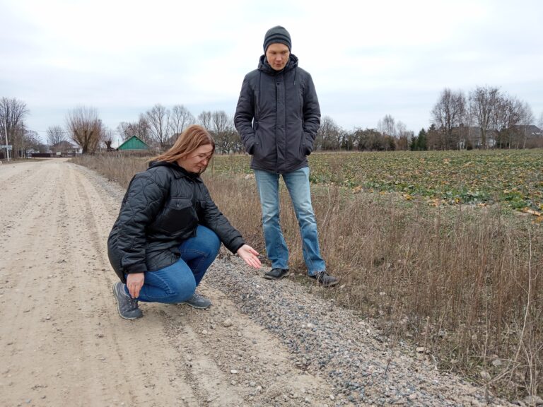 Борт по краю дороги в Селяхах, который остается после грейдирования. Фото: «Брестский вестник».