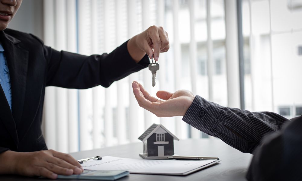 человеку отдают в руки ключи от квартиры