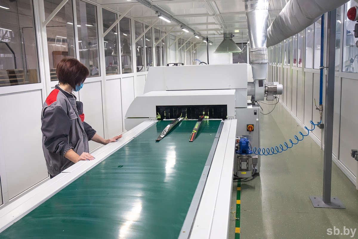 Производство пластиковых лыж в филиале «Телеханы» Государственного предприятия «Беларусьторг». Ноябрь 2020 года. Фото: sb.by.