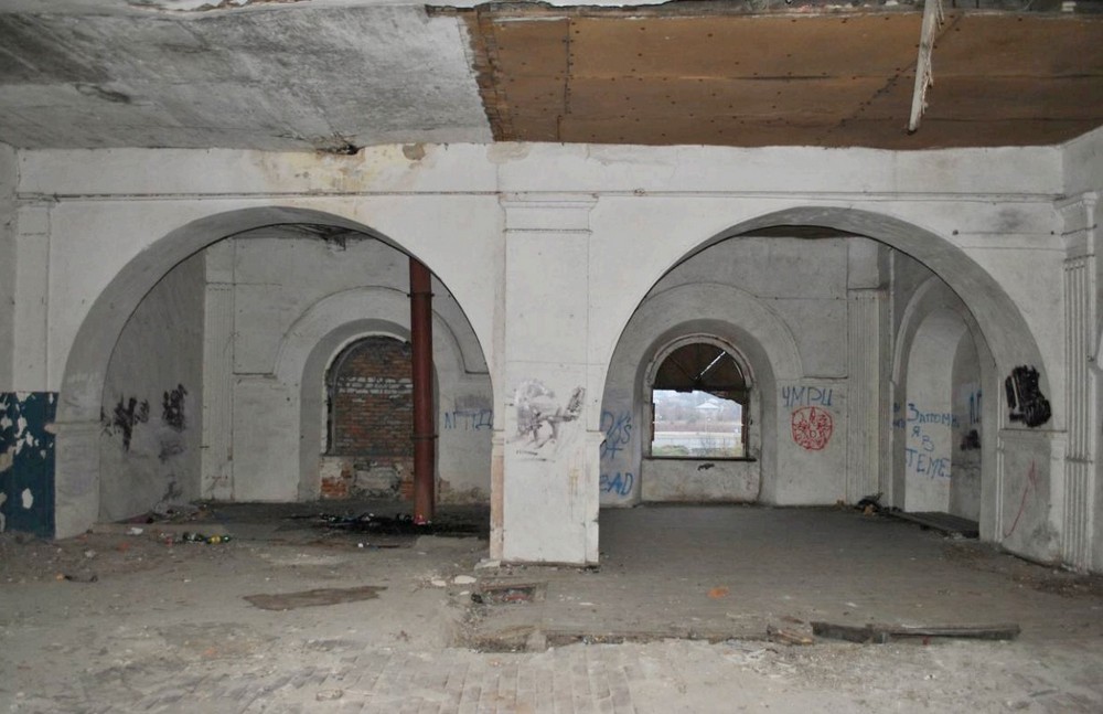 Внутри синагоги в Кобрине. Фото: e-auction.by