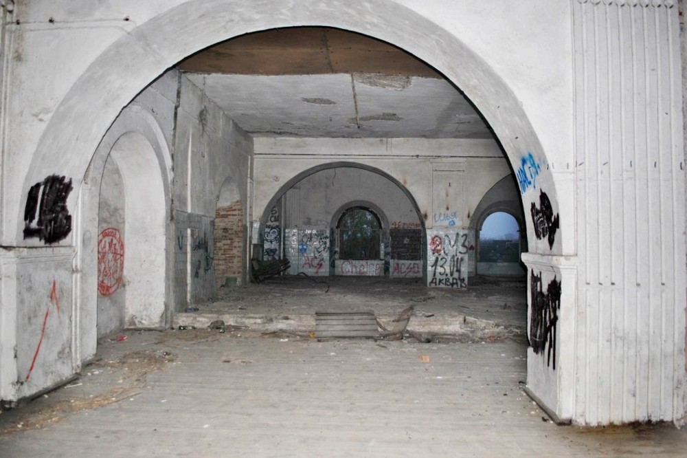 Внутри синагоги в Кобрине. Фото: e-auction.by