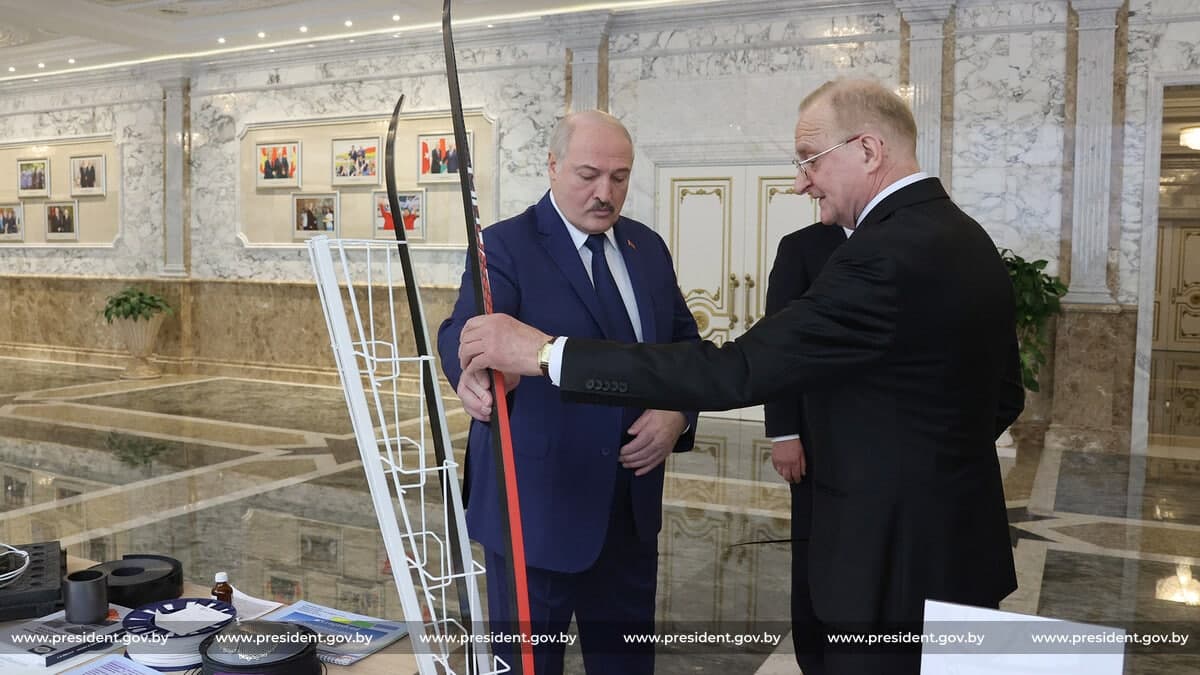 Глава НАН Владимир Гусаков демонстрирует Лукашенко лыжи из Телехан в январе 2022 года во Дворце Независимости. Фото: president.gov.by.