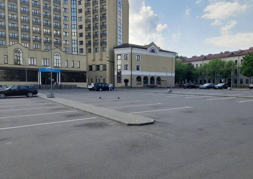 Пустующая платная парковка возле торгового центра «Дидас Персия» в Бресте. 29 мая 2025 года.