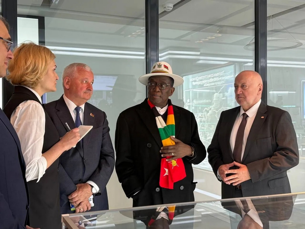 Эммерсон Мнангагва на предприятии «Савушкин продукт».