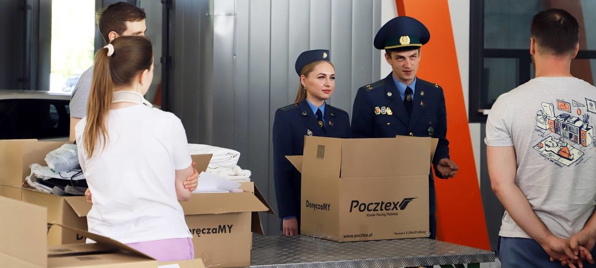 Брестские таможенники проверяют вещи людей в пункте пропуска «Брест». Фото: ГТК