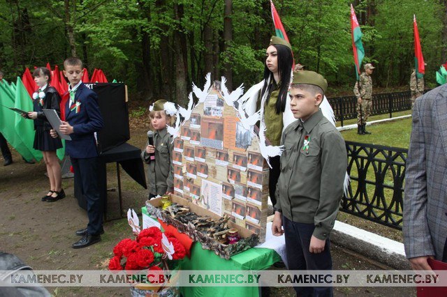 Выставка работ школьников, приуроченная к годовщине сожжения деревни Лески в Каменецком районе. Фото: kamenec.by.