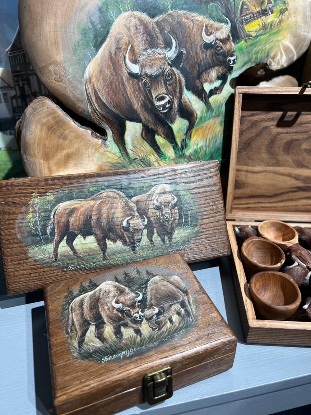 Наборы деревянных рюмок с изображением зубров. Фото: artfolk.by