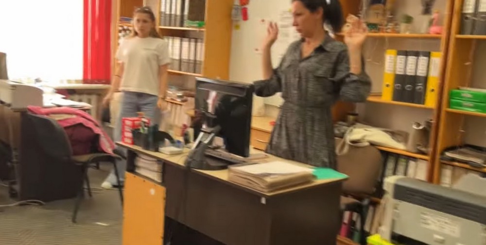 Силовики врывают в редакцию. Скриншот видео ОНТ