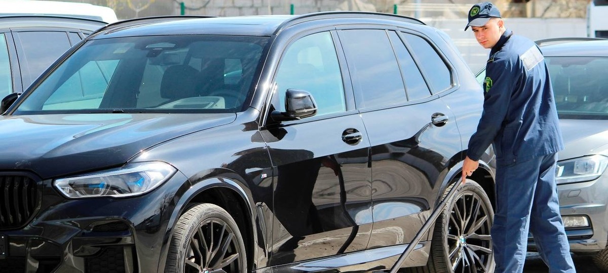 Таможенник проверяет автомобиль. Фото: ГТК