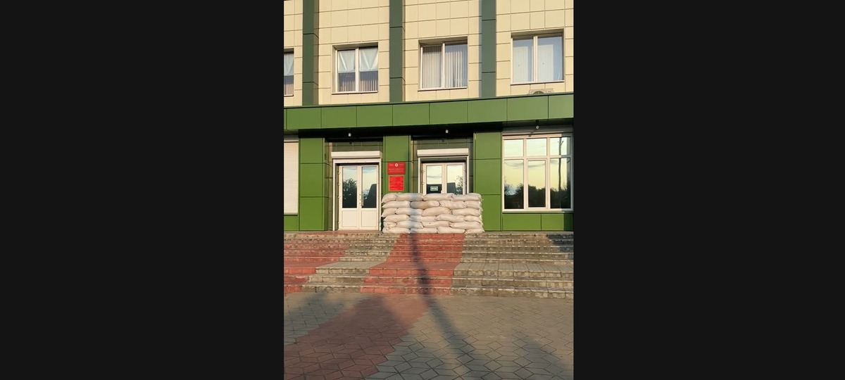 Мешки с песком у входа в военный комиссариат Брестской области. Скриншот видео