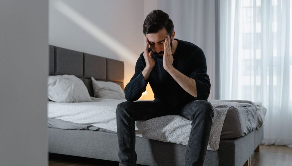 Мужчина переживает депрессию.