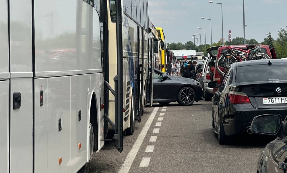 Автомобиль влазит в автомобильную очередь из автобусной перед пунктом пропуска «Тересполь». Фото из приграничного чата