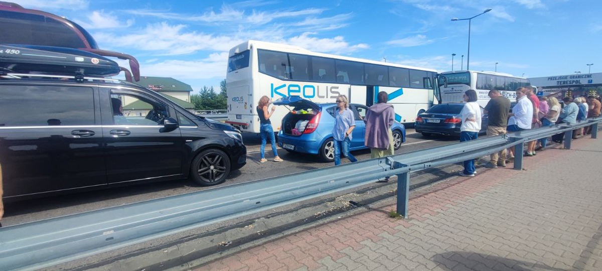 Беларусы в очереди перед пунктом пропуска «Тересполь». Фото из приграничного чата