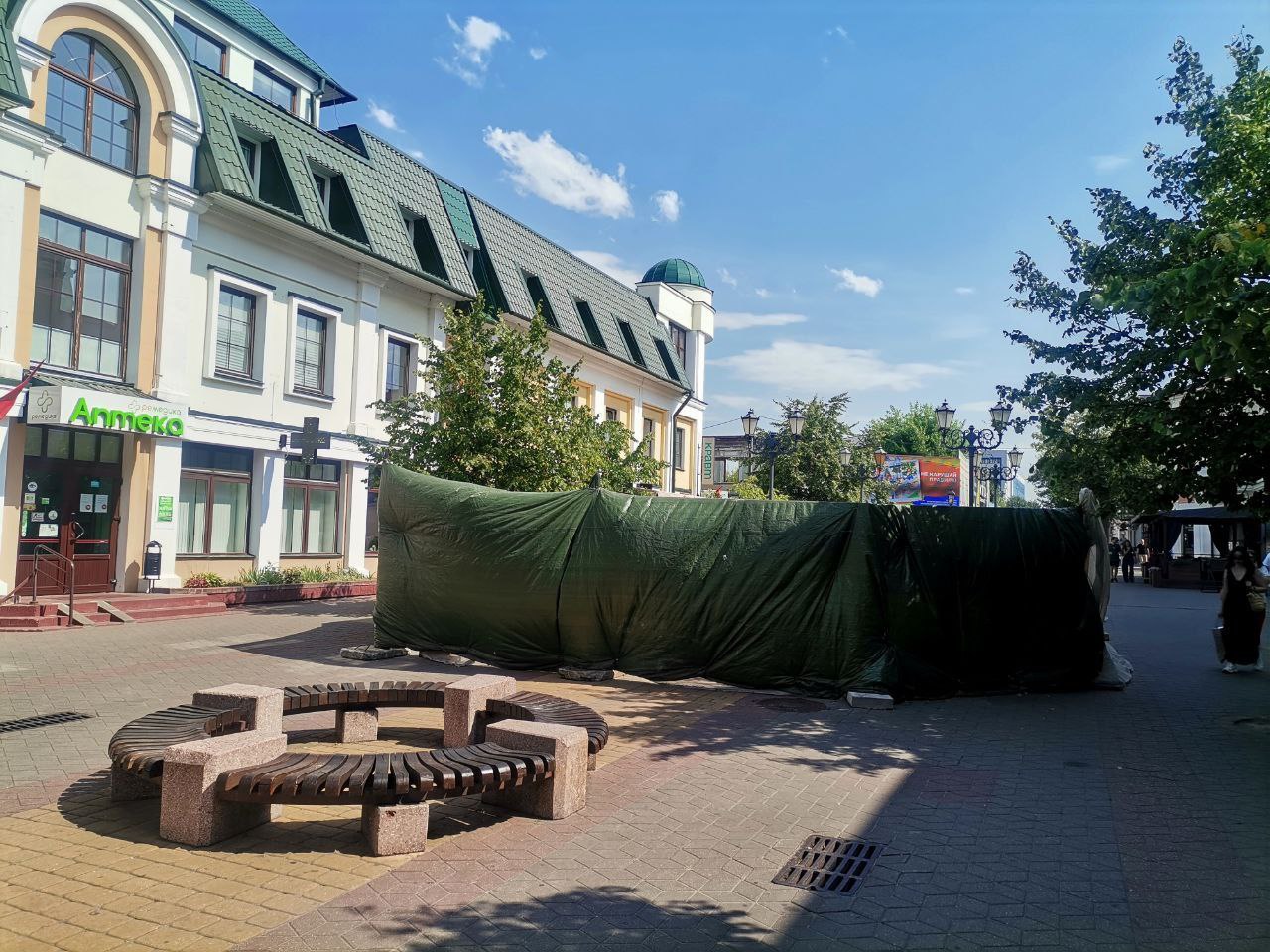 Подготовка в установке нового арт-объекта в Бресте на Советской. Фото: «Любимый Брест».