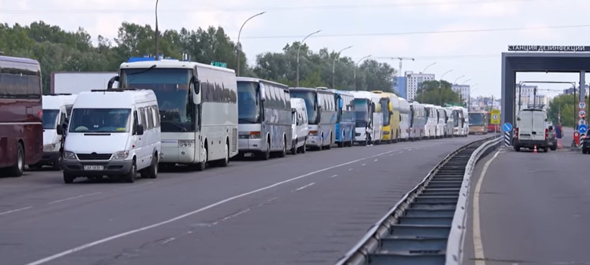 Автобусы в очереди перед пунктом пропуска «Брест» в августе 2025 года. Скриншот видео