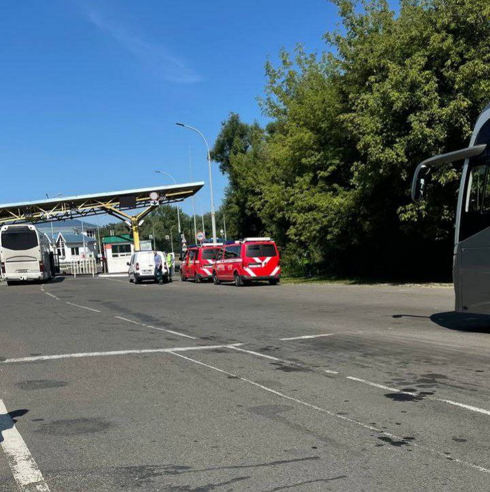 Автомобили Транспортной инспекции перед въездом в пункт пропуска «Брест». Фото из приграничного чата