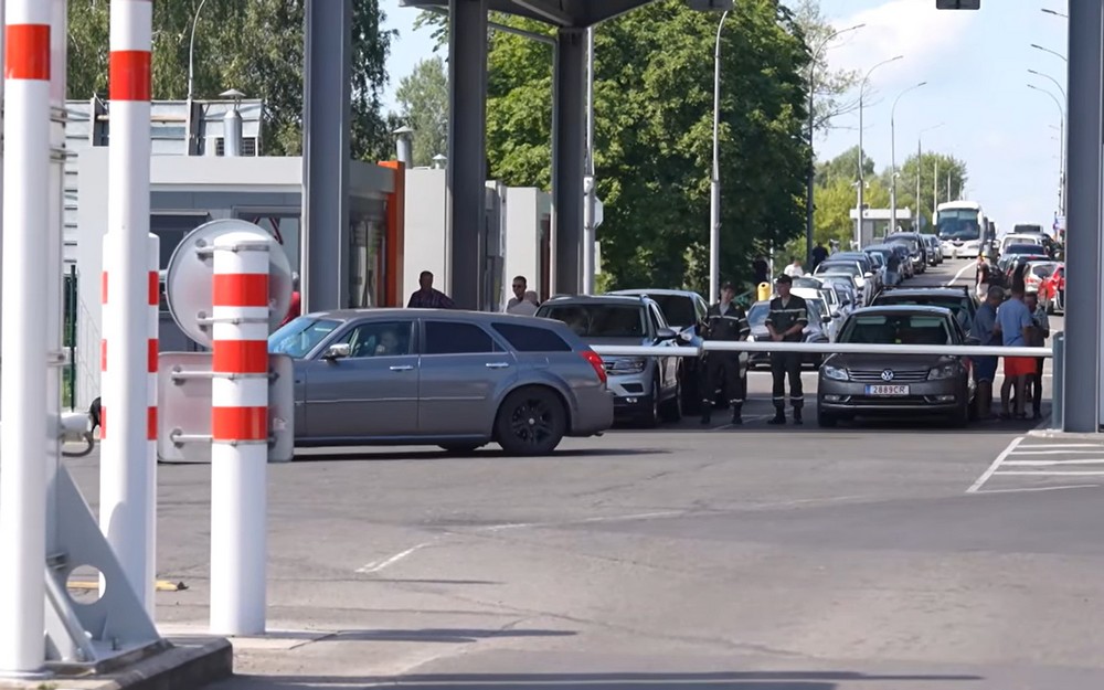 Автомобили в ожидании въезда в пункт пропуска «Брест» со стороны Польши. Скриншот видео