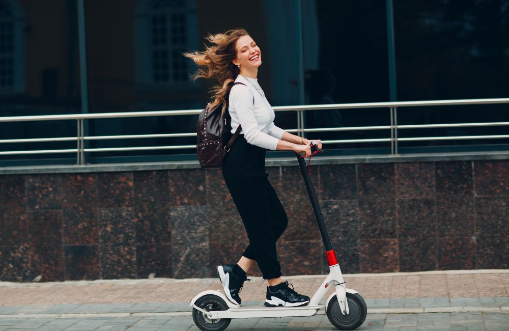 Девушка на самокате