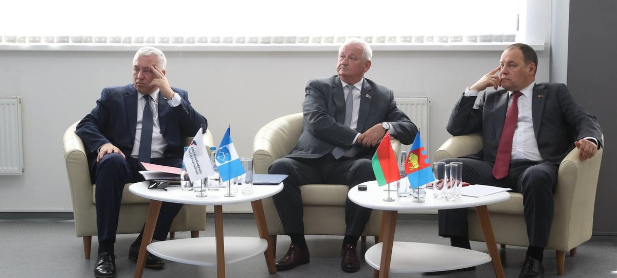 Петр Пархомчик (в центре) во время визита Романа Головченко (справа) в Брест