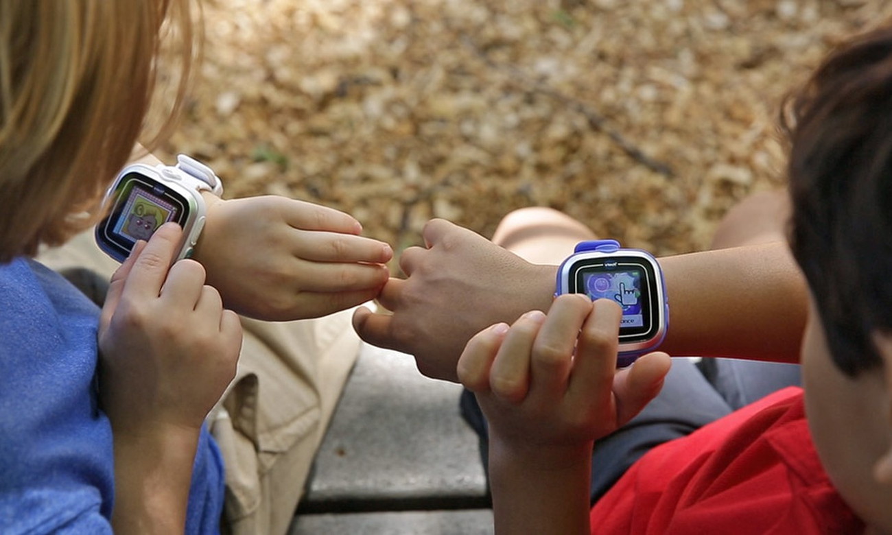 Дети со смарт-часами.
