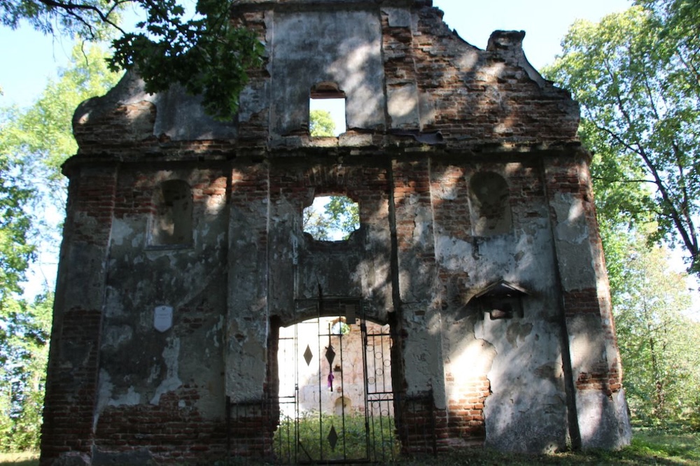 Руины костела Святого Духа в деревне Язвины Дрогичинского района.