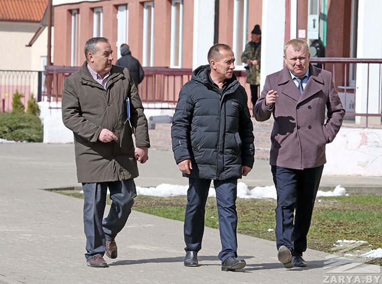 Виталий Прокурат на фото в центре