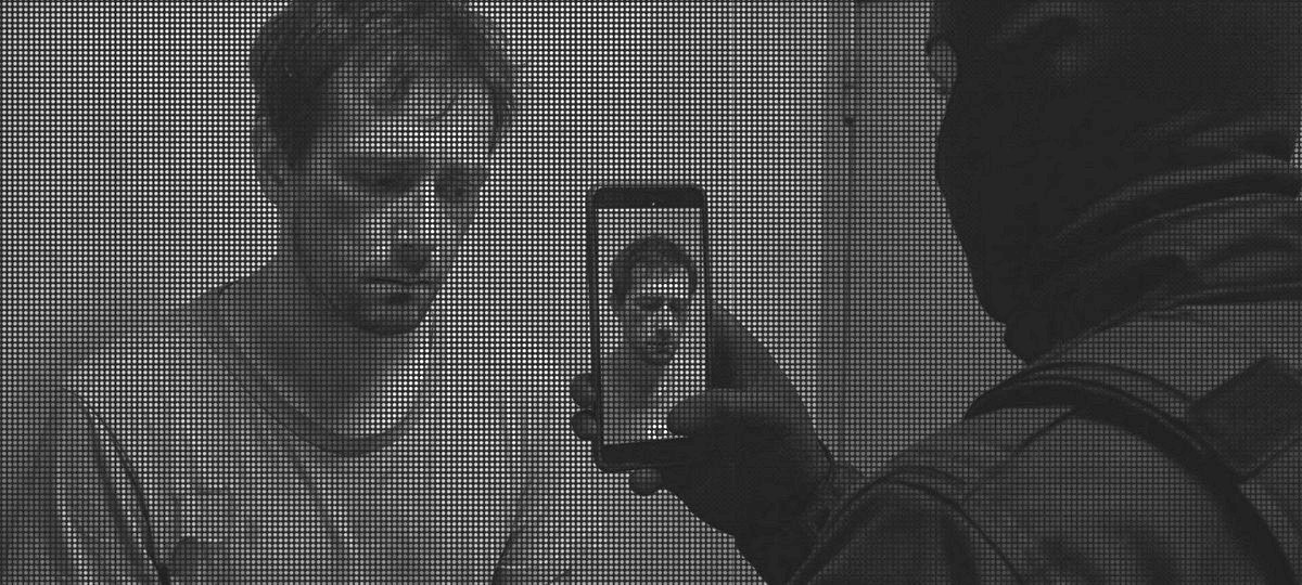 Мужчина стоит у стены. Момент снятия "покоянного" видео