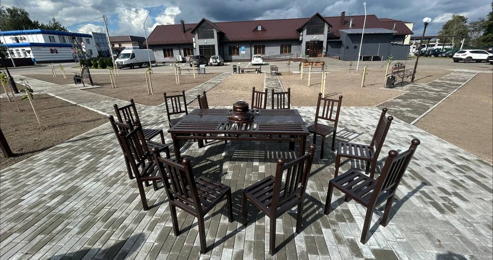 Металлический стол в центре сквера в Столине