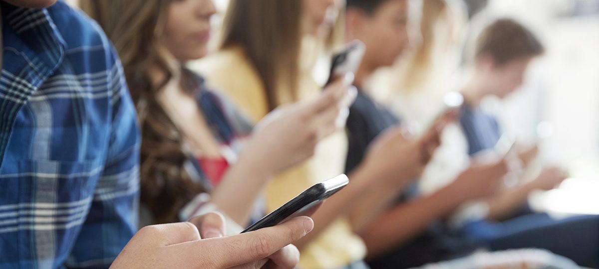 Старшакласнікі, тэлефоны, школа